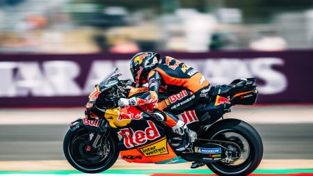 Die MotoGP-Weltmeisterschaft 2026 führte über die anspruchsvolle 5,9 km lange Strecke von Silverstone zum heißen und sonnigen Großen Preis von Großbritannien und Red Bull KTM vertraute auf einen entschlossenen Pedro Acosta, der mit dem 5. Platz das beste Ergebnis des Werksteams erzielte.