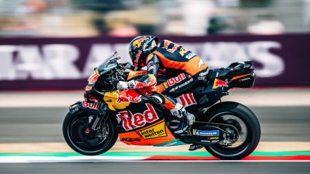 Die Grand-Prix-Saison 2026 wurde auf der sonnigen Rennstrecke von Silverstone mit dem zwölften Lauf der Saison fortgesetzt, und Red Bull KTM erzielte beim 10-Runden-Sprint mit Pedro Acosta als Bestplatziertem den 6. Platz.