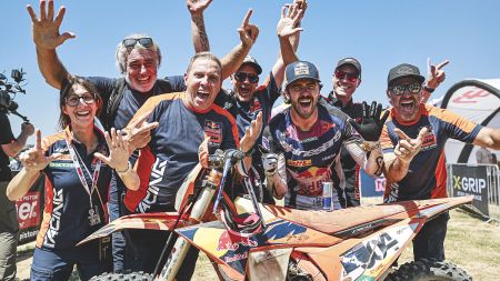 Manuel Lettenbichler vom Red Bull KTM Factory Racing Team hat bei den Red Bull Romaniacs 2026 einen souveränen Sieg errungen und damit den Allzeitrekord von sieben Siegen bei der härtesten Hard-Enduro-Rallye der Welt eingestellt. 