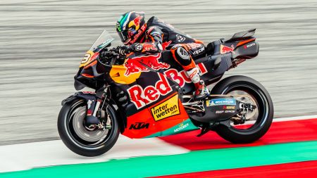 Red Bull KTM schlug auf dem sonnigen Red Bull Ring kräftig zu: Pedro Acosta kämpfte um die Pole-Position und führte den vierzehnten Sprint der MotoGP-Saison an, bevor ein Fehler in der Schlussphase den talentierten Spanier aus dem Rennen warf.