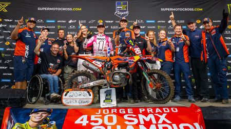 Jorge Prado von Red Bull KTM Factory Racing wurde heute Abend in Ridgedale, Missouri, zum SMX-Weltmeister 2026 gekrönt