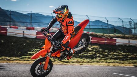  Die technisch hochentwickelte und zugleich unverfälscht kompromisslose KTM 450 SMR bleibt die Referenz im wettbewerbsorientierten Supermoto-Segment.