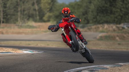 Ducati Desmo450 SM: Eine neue Supermoto‑Ära – jetzt bei Schruf, dem aktiven Rennsport‑Händler!