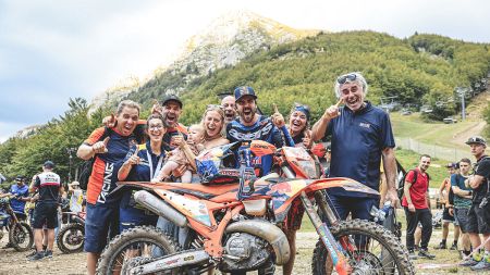 Manuel Lettenbichler vom Red Bull KTM Factory Racing Team hat seine Führung mit einem souveränen Sieg beim fünften Lauf, dem Abestone Hard Enduro, ausgebaut.