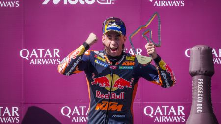 Hollywood könnte es nicht besser schreiben. Nach seinem Schikanen-Ausritt beim Sprint am Samstag – in Führung liegend – holt sich Pedro Acosta am Red Bull Ring seinen ersten GP-Sieg in der MotoGP und damit den dritten Heimerfolg für KTM.