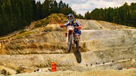 Beim diesjährigen DIMOCO AspangRace zeigte Samuel Pinter einmal mehr, was im Endurosport möglich ist, wenn Einsatz, Ausdauer und fahrerisches Können zusammenkommen.