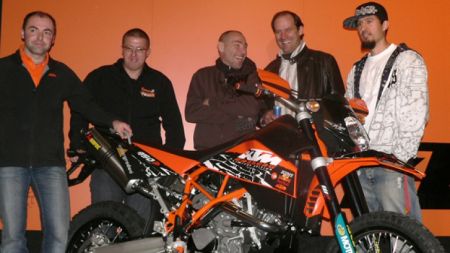 Mit der Erzbergrodeo 950 Edition von KTM wird sicher irgendwann Geschichte geschrieben. Nachdem nur noch 70 Stück 950 dagewesen sind und die Dakar die 2 Zylinder Klasse aufgelöst hat, sich damit auch beim Erzbergrodeo die interne Rivalität KTM V2 gegen BMW Boxer (Sala / Kirse / Pfeiffer) erübrigt.  Ist die 950 Edition 1 über Heinz Kinigadner an Karl Katoch Erzbergrodeo Veranstalter übergeben worden. 