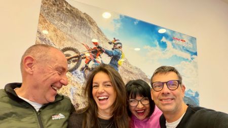 Clara Wiltschke kennt die Motorradwelt aus eigener Erfahrung. Sie fährt selbst Enduro, und auch ihre Familie teilt die Begeisterung für das Off Road Motorrad. Die Verbindung von Beruf und Hobby ist für sie deshalb ganz selbstverständlich. Diese Leidenschaft war auch beim gemeinsamen Treffen spürbar: Zwischen Benzingesprächen und viel Gelächter ging es darum, wie sich noch mehr Erlebnis auf die Messe bringen lässt.