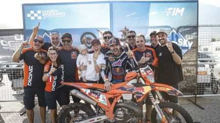Manuel Lettenbichler vom Red Bull KTM Factory Racing Team hat sich beim „Sea to Sky“-Rennen in der Türkei einen souveränen Sieg geholt.
