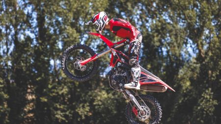 Die Einführung der Beta-Motocross-Modellreihe 2027 bringt das mit Spannung erwartete Debüt der RX 250 4T mit sich.