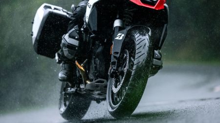 Der BATTLAX ADVENTURE A42 wurde speziell für Adventure-Fahrer entwickelt, die überwiegend auf der Straße unterwegs sind und verbindet Sicherheit, Zuverlässigkeit, Wirtschaftlichkeit und Fahrkomfort!