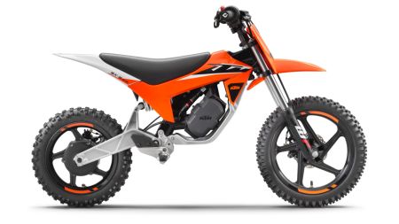Die neue KTM SX-E 2.12 schließt die Lücke zwischen der KTM SX-E 2, sowie der KTM SX-E 3 und richtet sich gezielt an größere junge Einsteiger.