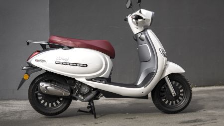 UM Motorcycles bringt den brandneuen Carmel 125 auf die Straße – einen wendigen, leichten Roller. Die beispiellose Garantie des Herstellers geht über 10 Jahre oder 100.000 km!