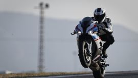 Die neue BMW S 1000 RR - noch leichter, schneller und einfacher zu steuern. 