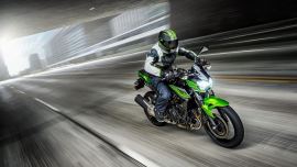 Seit Jahren mit der Z Serie an der Spitze in Europa, erweitert Kawasaki für 2019 die Nakedbike-Mittelklasse um die attraktive Z400. 