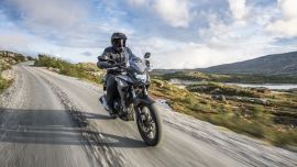 Hondas kompaktes Adventure-Bike erhält im Modelljahr 2019 ein dynamischeres Design, einen verbesserten Windschutz, ein neues 19 Zoll-Vorderrad und längere Federwege. Der lebendige Zweizylinder-Motor bietet verbesserte Kraftentfaltung sowie mehr Drehmoment, eine Anti-Hopping-Kupplung erleichtert die Schaltarbeit. Konifizierter Lenker und neue LCD-Instrumente mit Ganganzeige und Schaltindikator ergänzen das Cockpit. Blinker in LED-Lichttechnik runden das Modell-Update ab. 