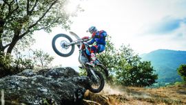 Du suchst ein actiongeladenes Weihnachtsgeschenk? Mit einem Gutschein vom KTM E-CROSS CENTER MUNDERFING kannst du 2 Stunden Fahrspaß auf der KTM FREERIDE E-XC, KTM’s Elektro-Motorrad im KTM E-Cross Center in Munderfing (Oberösterreich) verschenken.