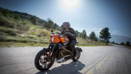 Harley-Davidson präsentierte soeben auf der Consumer Electronics Show (CES) in Las Vegas die nächste Generation von Zweirädern und enthüllte weitere Details zur LiveWire. Die erste elektrisch angetriebene Harley-Davidson wird ein ebenso außergewöhnliches wie vernetztes Fahrerlebnis bieten und noch in diesem Jahr erhältlich sein.