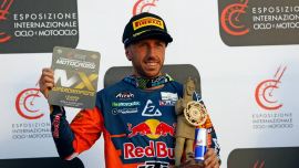 Das Motocross-Jahr ist im Gange und ein großartiger Start von Red Bull KTM mit Tony Cairoli und Jorge Prado - indem sie ihre jeweiligen MX1- und MX2-Klassen bei der Meisterschaft 2019 Internazionali D'Italia im Sand von Riola Sardo auf Sardinien gewinnen. 