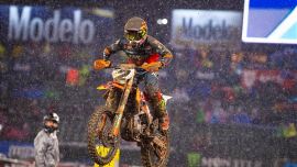 Die AMA Supercross-Meisterschaft von 2019 begann am Samstag mit ungewöhnlich matschigen Bedingungen in Anaheim, dem kalifornischen Angel Stadium.