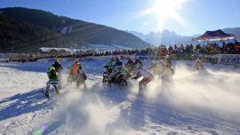 Motocrossfahrer im Schneeloch Oberösterreichs.