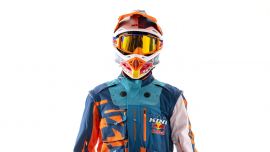 Die KINI Red Bull Competition Jacket, eine hochwertige Offroad-Jacke aus wasserabweisendem und atmungsaktivem Material – die Rallye-Jacke unseres Dakar-Champions 2018, Matthias Walkner, von ihm mitentwickelt und getestet!