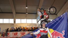 In der Halle zeigten Adrian Guggemos und Philipp Schmidt auf der bike- austria Messe ihr Können.