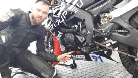 Julian Trummer ist nicht nur ein leiwander Typ, sondern auch verdammt schnell. 2019 startet er für den Motorradreporter in der Klasse Supersport 600 in der IDM und bei der TT in den Klassen Supersport, Superstock und Superbike.