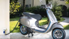 Die innovativste Vespa aller Zeiten ist ab sofort bei 37 ausgewählten Händlern in Österreich erhältlich: Die Vespa Elettrica verfügt über mehr Leistung als Mopeds mit Verbrennungsmotor und hat einen Aktionsradius von 100 Kilometern pro Akku-Ladung. 