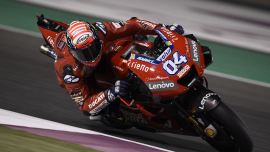 Kampf bis zur Zielkurve: Ducati-Pilot Andrea Dovizioso gewinnt den MotoGP-Saisonautftakt in Katar knapp vor Weltmeister Marc Marquez – Rossi auf P5.