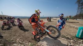 Offroad-Fahren wie die Profis: Die MOTOREX Dirt Mania macht’s möglich. Nach dem großen Premierenerfolg im vergangenen Jahr geht die Veranstaltung 2019 in die zweite Runde. Am 4. und 5. Mai haben insgesamt rund 60 Teilnehmer die Gelegenheit, ihr Fahrkönnen unter Anleitung erfahrener Enduro-Asse auf dem „Ultraterrain“ Offroad-Gelände im deutschen Geisingen zu vertiefen.