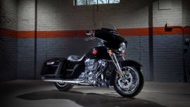 Die neue Electra Glide Standard (FLHT) bietet ein ursprüngliches Reiseerlebnis, das ganz in der langen Tradition der Touring Motorräder von Harley-Davidson steht.