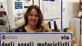 Nach dem schweren Erdbeben 2017 in Amatrice/Italien hat der Enduro-Verein "Angeli motociclisti" große Arbeit geleistet und wichtige Beförderungen im unwegsamen Gelände durchgeführt. Als Dank hat die Gemeinde nun eine Gasse nach dem Verein benannt.