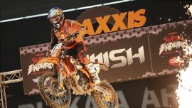 Cody Webb von Red Bull KTM Factory Racing hat die dramatische Finalrunde der FIM SuperEnduro-Weltmeisterschaft 2019 im spanischen Bilbao gewonnen. Teamkollege Taddy Blazusiak holte den dritten Gesamtrang, nur zwei Punkte hinter dem Zweitplatzierten.