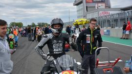 Da es dieses Jahr auf der Isle Of Man zum ersten Mal auch auf dem Superbike an den Start geht, ist die heurige Vorbereitung kurz vor der TT noch stressiger als sonst.