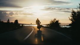 Der Frühling ist da und die warmen Sonnenstrahlen wecken die Lust auf ausgiebige Motorradtouren. Viele Biker können davon gar nicht genug bekommen und entscheiden sich nicht mehr nur für einen Wochenendausflug auf Achse, sondern dehnen die Motorradtour zu einem kleinen Urlaub aus. So rücken auch weiter entfernte Ziele plötzlich in greifbare Nähe. Raus aus der Routine, rein in neue Kurven.   