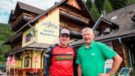 Sensationellerweise ist des den Betreibern vom Trialpark am Salzstiegl gelungen einen Tag die hohe Schule des Motorsports gemeinsam mit dem Briten Dougie Lampkin und vielen Teilnehmern zu trainieren und in die Welt des Profisports zu schnuppern.