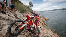 Die Red Bull KTM Factory Racing Fahrer Jonny Walker und Taddy Blazusiak haben eine harte vierte Runde der World Enduro Super Series - Hixpania Hard Enduro - erfolgreich abgeschlossen und belegten die Plätze sechs und sieben.