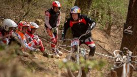 Mit dem 12-fachen Trial Weltmeister Dougie Lampkin im Trialpark Salzstieg auf „Du“ und „Du“.  