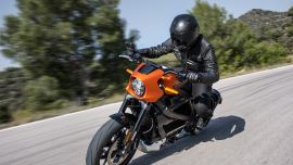 Das begeisternde neue Modell regt durch ein sportliches Fahrerlebnis, zukunftsweisende Technologie und das hochwertigen Look-and-feel einer echten Harley-Davidson die Fantasie an.