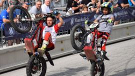 Das etrial.at Team gemeinsam mit bayerischen Freunden bei den BMW Motorrad Days 2019 in Garmisch: vor und nach den Elektro-Trial-Schnupper-Terminen in der BMW Event Arena zeigten die jungen Profis, wie man mit den OSET etrials richtig umgeht.