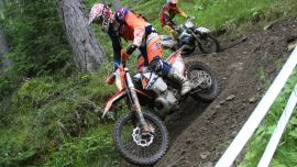 Um der Hochsommerhitze ein wenig zu trotzen, zieht der Tross der Enduro- Trophy in die „Rothenfelser Wälder“.