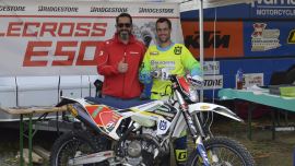 Matthias Wibmer (Husqvarna) und Bridgestone gehen zukünftig gemeinsame Wege - bei den Läufen zur ACC, der Enduro Trophy und der Enduro Staatsmeisterschaft setzt Matthias zukünftig auf die neuen Battlecross E50 des japanischen Herstellers (Weltmarktführers).