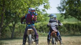 Schluss mit Langeweile, der ultimative Kick für junge & ältere Motocross-Fans, Anfänger und Fortgeschrittene. Brettere mit einem Leihbike durchs Gelände und gehe an dein Limit.