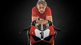 Die Panigale V4 25° Anniversario 916 wird in Anwesenheit von "King" Carl Fogarty, dem viermaligen Gewinner der Superbike-Weltmeisterschaft mit Ducati in den 90er Jahren, enthüllt.
