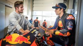 Das gibt's nur einmal, das kommt (wahrscheinlich) nie wieder! Ski-Star Marcel Hirscher gibt am Red Bull Ring auf einer KTM RC 16 Werksmaschine (knapp 300 PS!!) sein MotoGP-Debüt. 