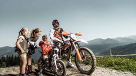 0% Emission aber dafür 100 % Fahrspaß. Das können Motorsportfans und solche die es noch werden wollen im E-Motocross Park bei der Bergstation des areitXpress in Zell am See erleben!