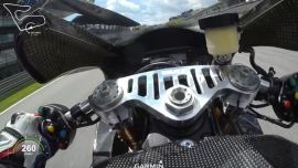 Niccolò Canepa fährt eine Yamaha R1 mit einem Serienfahrwerk und Slicks von Bridgestone auf dem Red Bull Ring. 