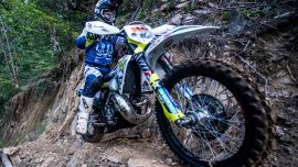 Der 44-jährige Graham Jarvis aus Großbritannien (Rockstar Energy Husqvarna Factory Racing Team) hat erneut seine hervorragende Form unter Beweis gestellt und den Offroad-Tag 1 "War Zone" bei der Red Bull Romaniacs "Sweet 16" Edition gewonnen.