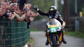 Nach zweijähriger Abwesenheit erzielte Bruce Anstey einen der beliebtesten Siege in der Geschichte des Mountain Course Race beim Dunlop Lightweight Classic TT Race, dem zweiten Rennen der Classic TT Races 2019, das von Bennetts präsentiert wurde.